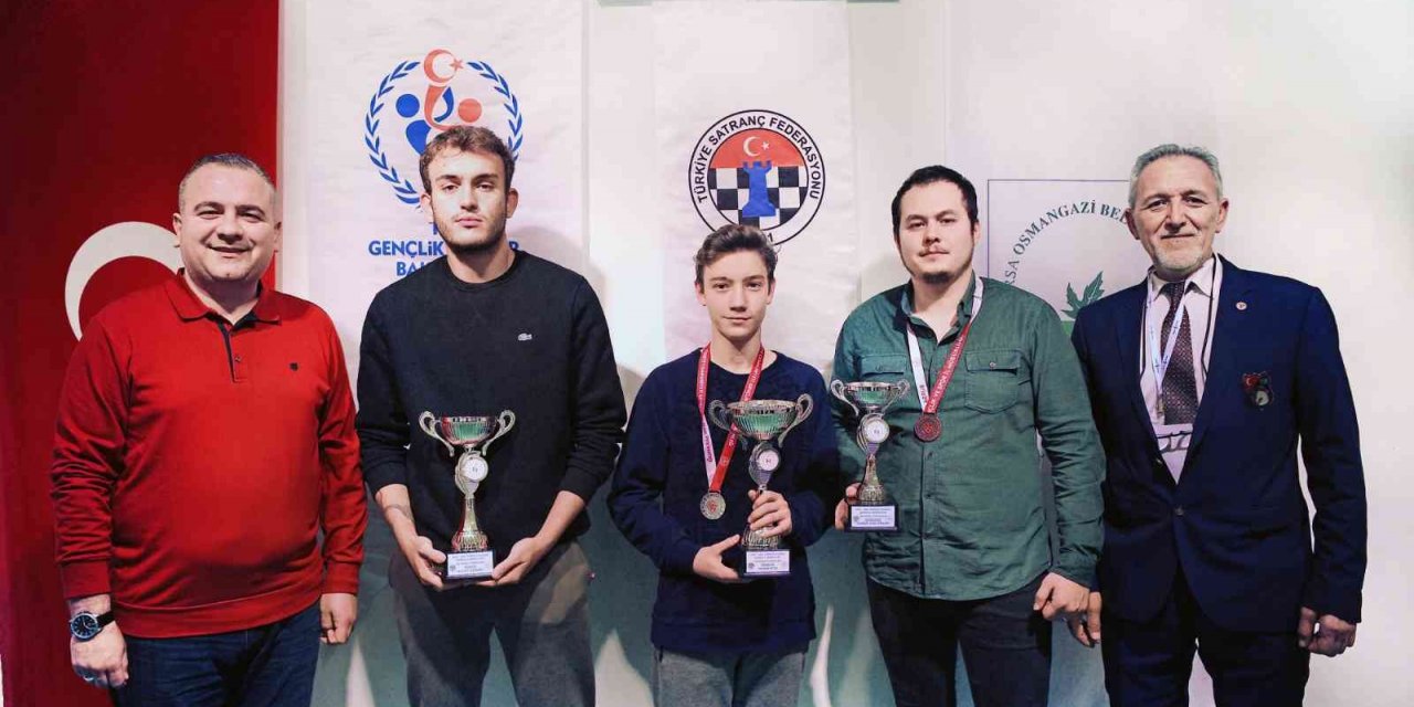 Satranç ustaları kupalarını aldı