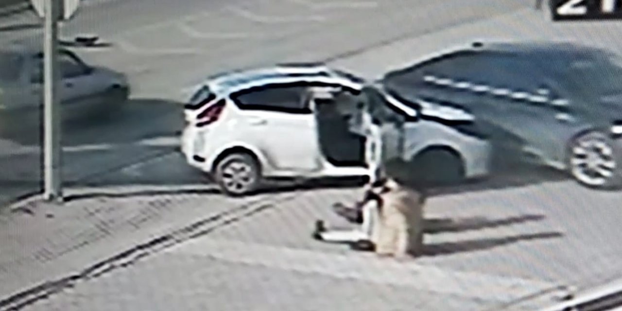 Otomobilin tabelaları devirip, park halindeki araca çarptığı anlar kamerada