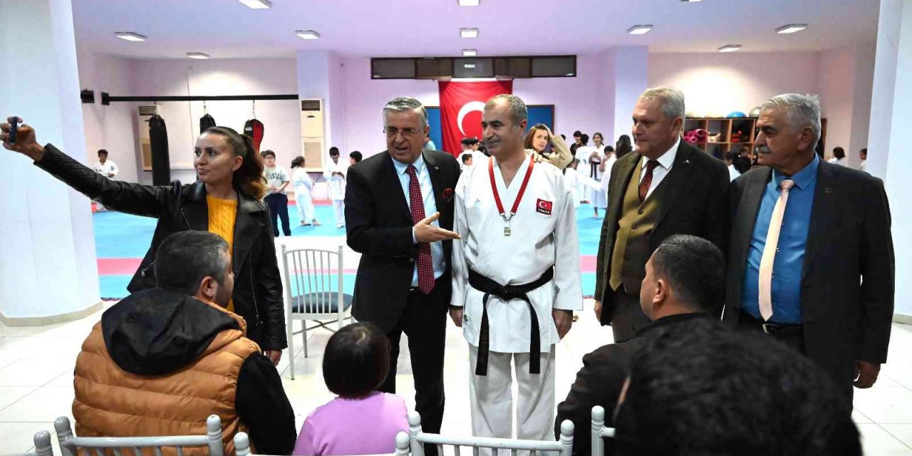 Başkan Topaloğlu:" “Sağlıklı bir gençlik yetiştirmek için uğraşıyoruz.”