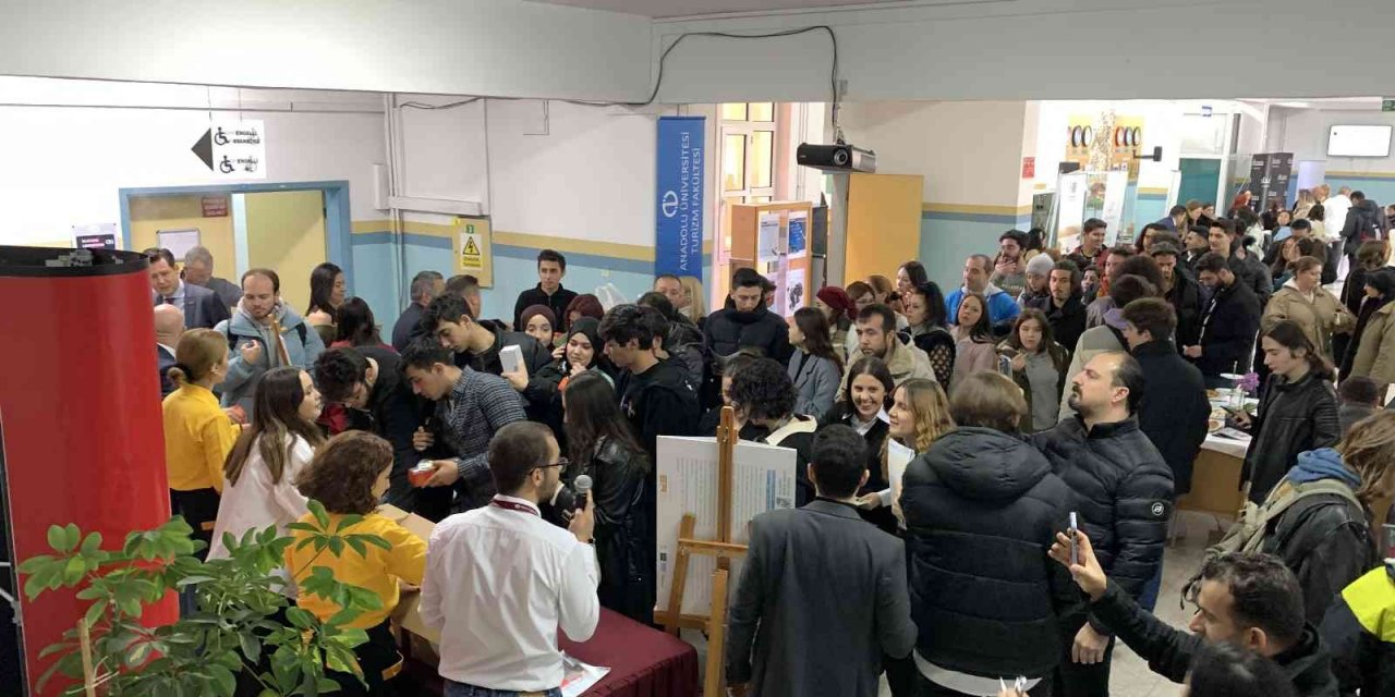 Kariyer Günleri etkinliğinde öğrencilere ücretsiz yemek ikramı