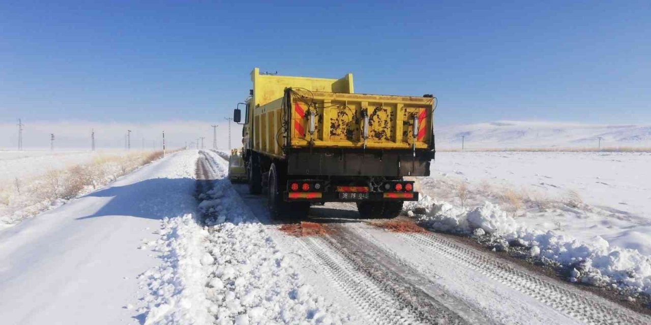 Büyükşehir’in karla mücadele ekiplerinden anında müdahale