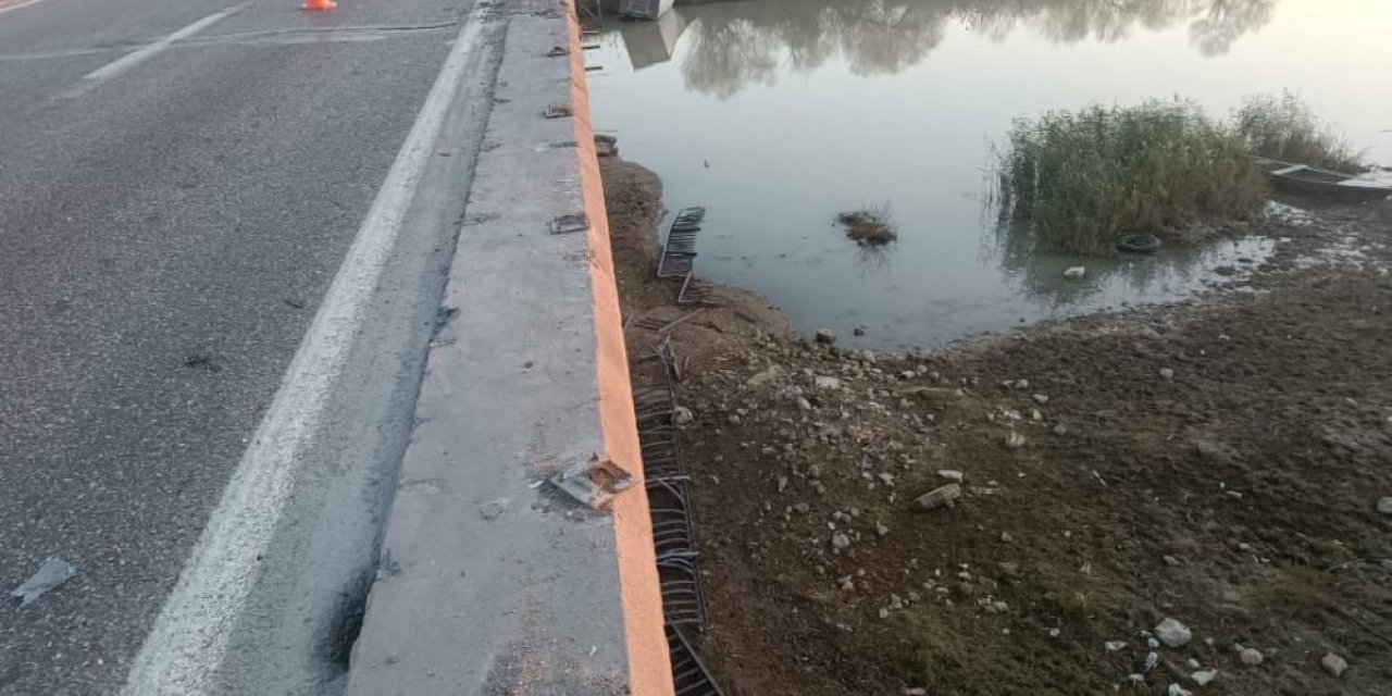 Bursa’da meyve yüklü kamyon dereye uçtu: 1 ölü