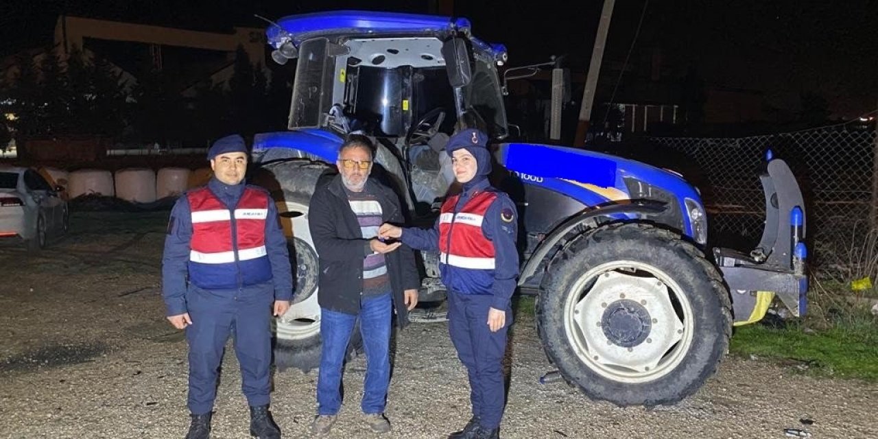 Jandarma, çalınan traktör ve tarım aletini bularak sahibine teslim etti