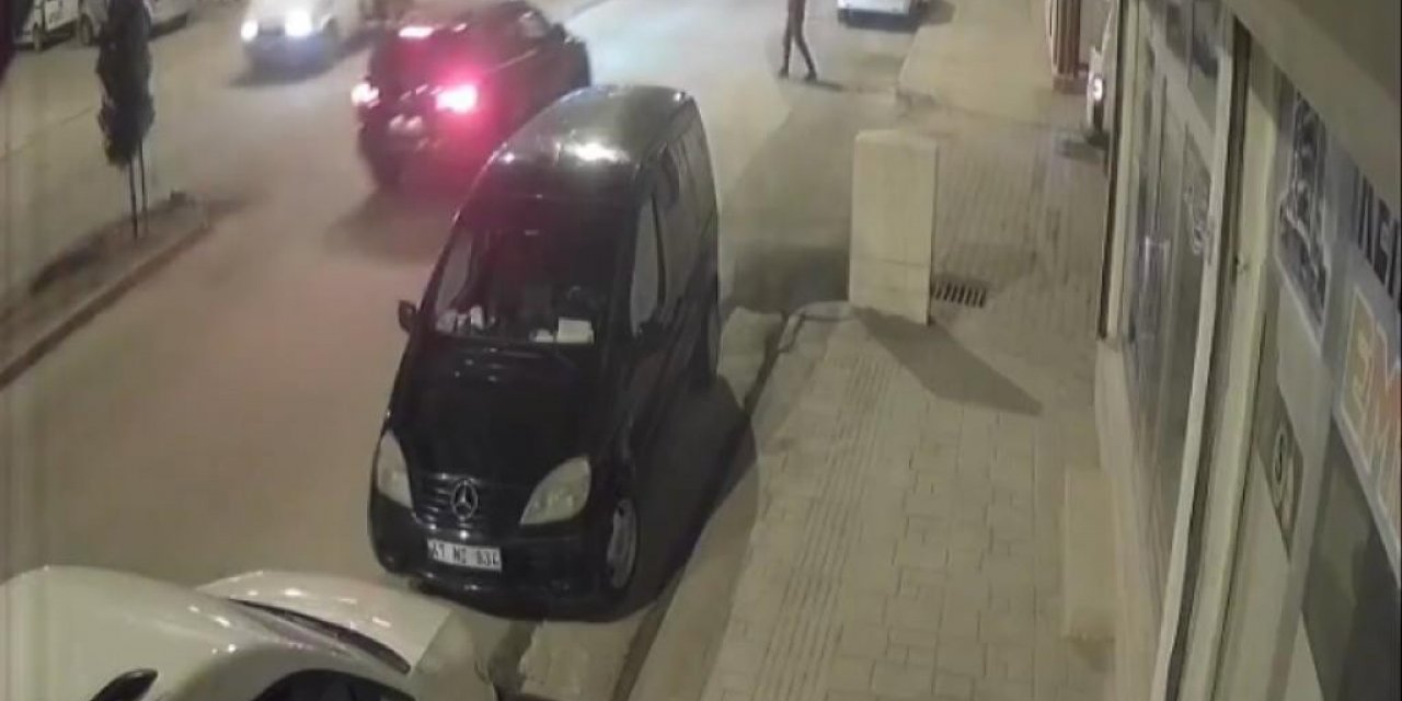 Nusaybin’de sürücü dönüşünü aldıktan sonra refüjü aşıp karşı duvara çarptı