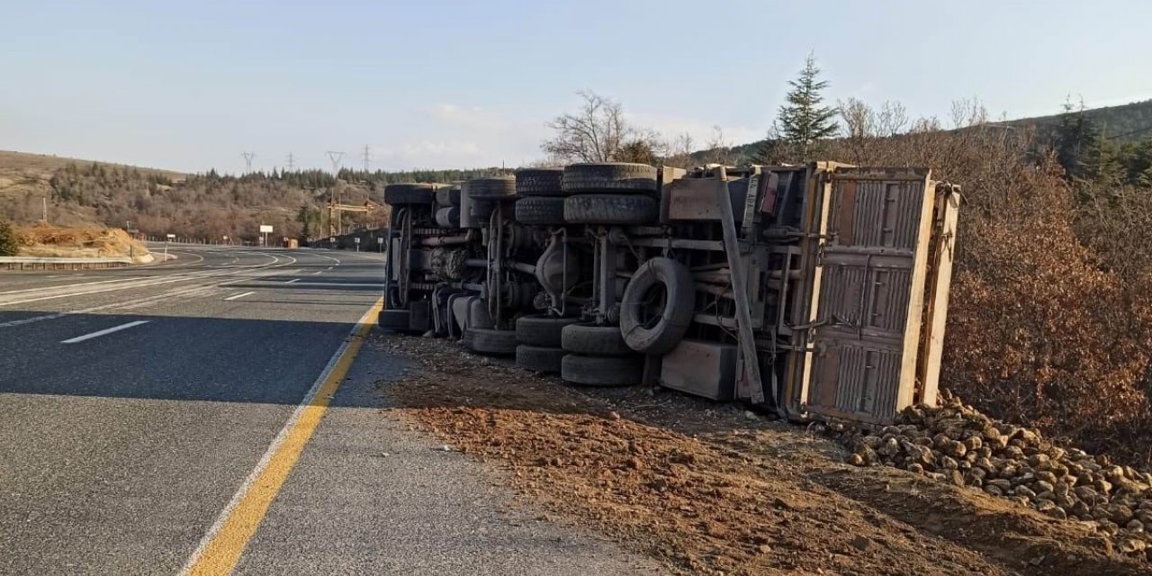 Elazığ’da pancar yüklü tır devrildi: 1 yaralı