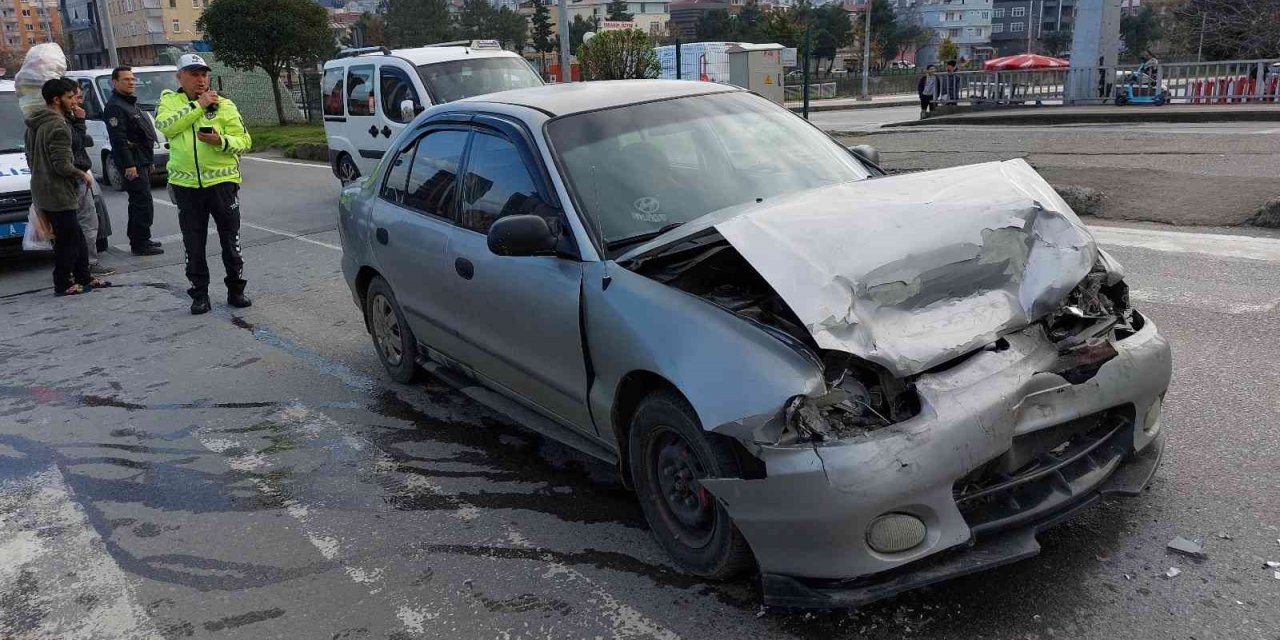 Samsun’da köpeğe çarpmamak için yavaşlayan araca otomobil çarptı: 3 yaralı