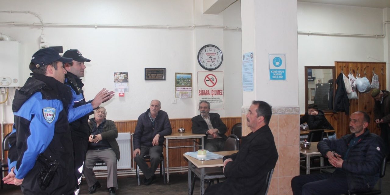 Polisler dolandırıcılık olaylarına karşı kahvehaneleri gezerek vatandaşları uyardı