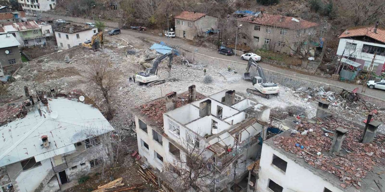 Sular altında kalacak olan Yusufeli’nde yıkım işlemleri hızla devam ediyor