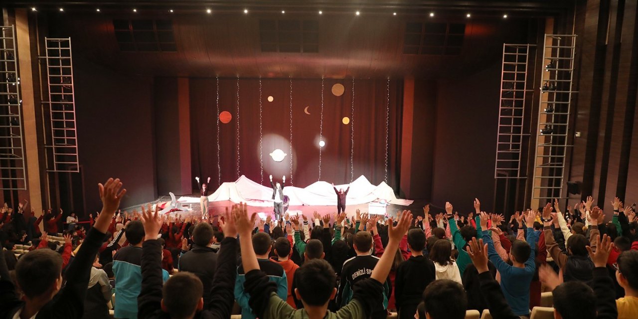 Yüzlerce minik ilk kez tiyatro izleme fırsatı buldu