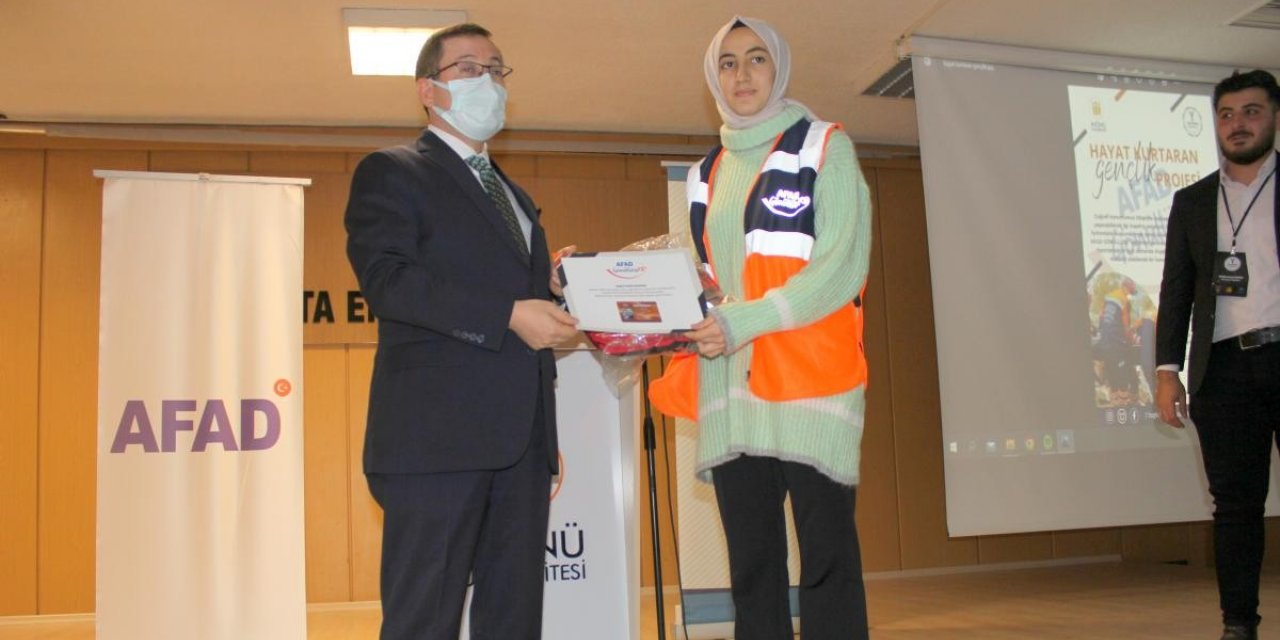 Afet okur yazarlığında gençlere eğitim