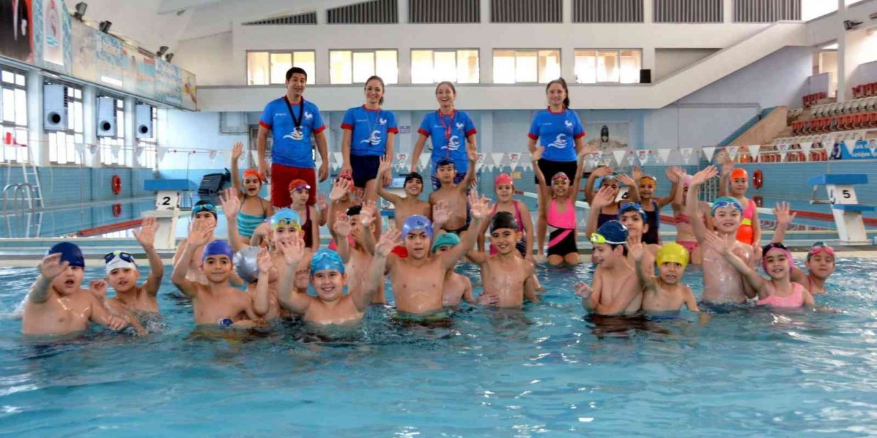 Geleceğin milli yüzücüleri hedefe kulaç attı