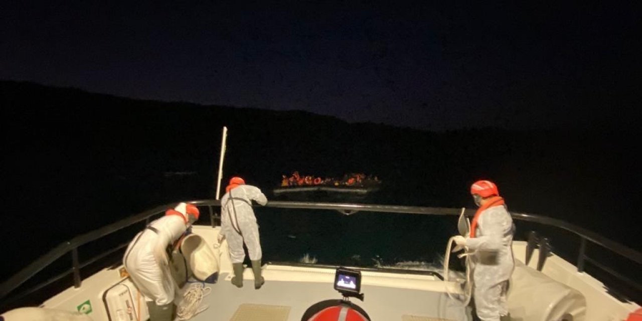 Yunanistan tarafından ölüme terk edilen 43 düzensiz göçmen kurtarıldı