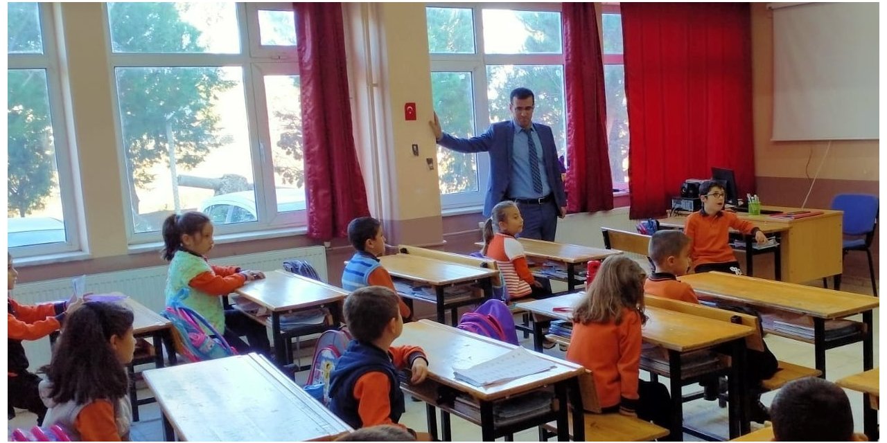 Müdür Yıldırak, okulların eksikliklerini yerinde tespit ediyor