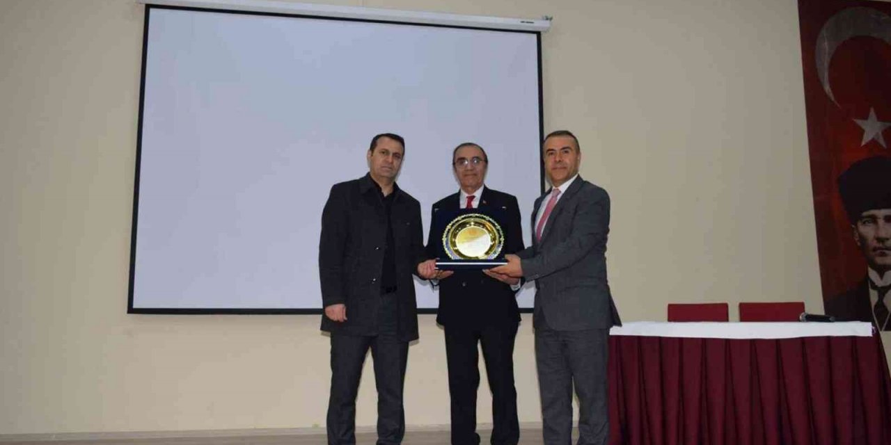 Gölbaşı Milli Eğitim Müdürü Özdemir, Besni’de okul müdürlerine seminer verdi