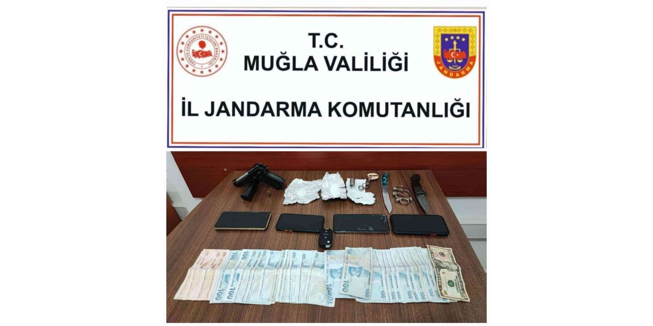 Jandarma şüpheli araçta silah ve kesici alet ele geçirdi