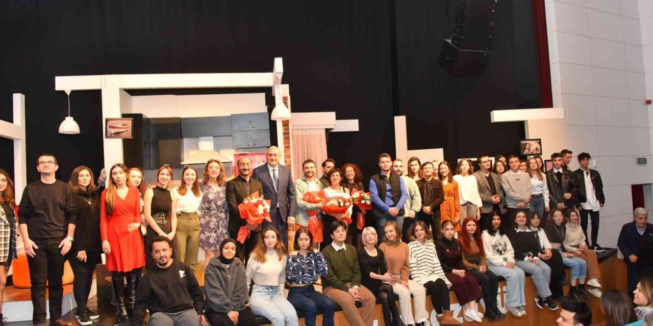 Bozüyük Belediye Tiyatrosu’nun sahnelediği “Ayrılık” adlı oyun beğeni ile izlendi