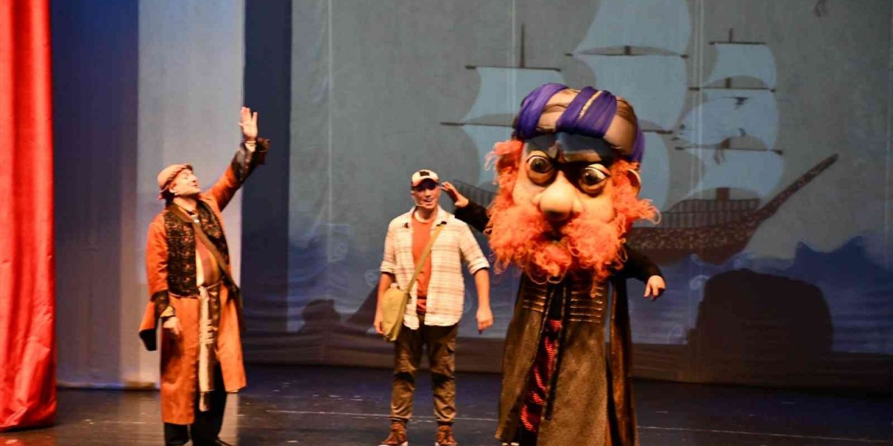 Çocuklar Türk dünyası kahramanlarını tiyatro ile öğrendi