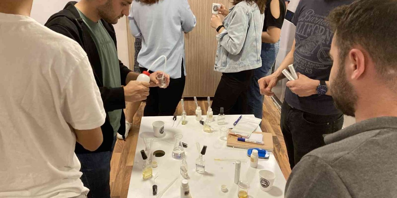 Genç kimyacı 7’den 70’e herkese koku eğitimi veriyor