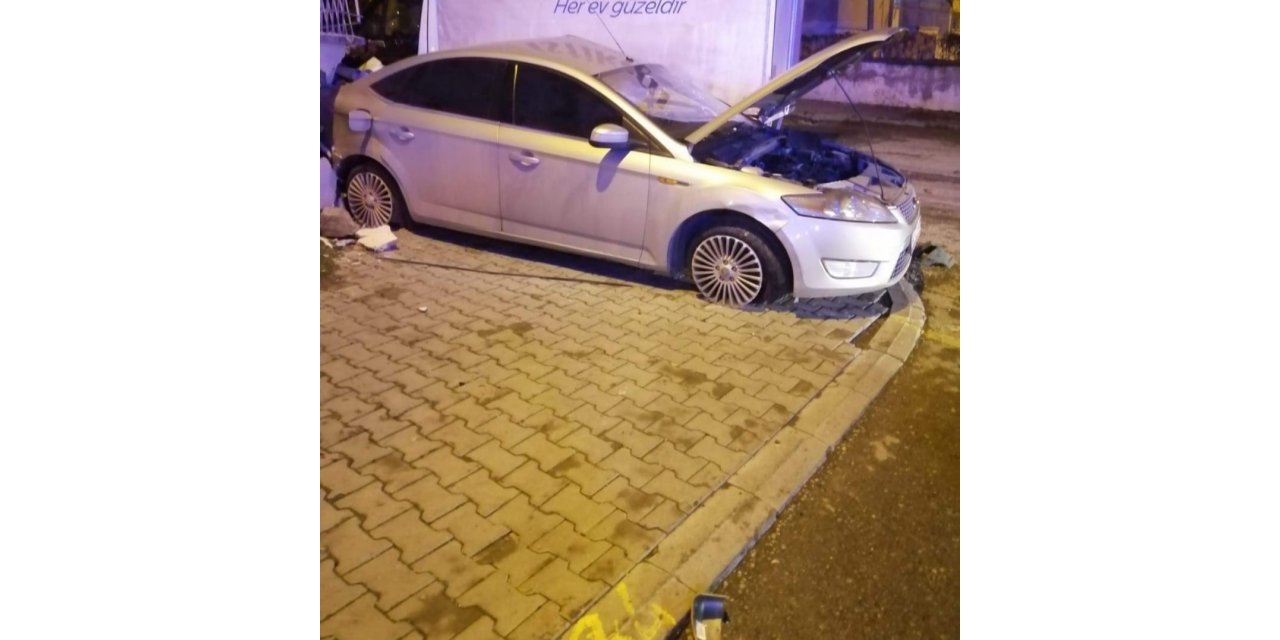 İki otomobil çarpıştı: 3 yaralı