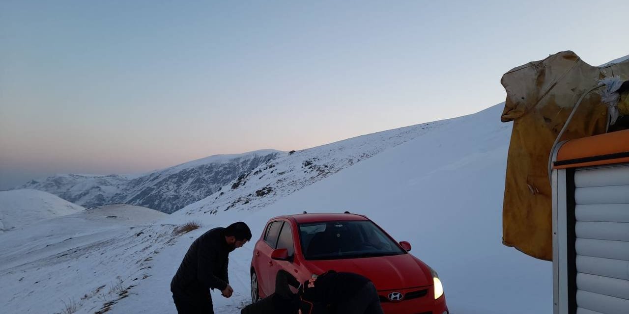 Yoğun sis ve buzlanma nedeniyle mahsur kalan 4 kişi kurtarıldı