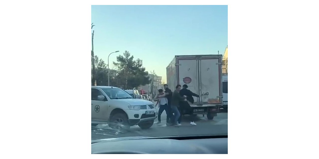 Pendik’te yol verme kavgası caddeyi ringe çevirdi