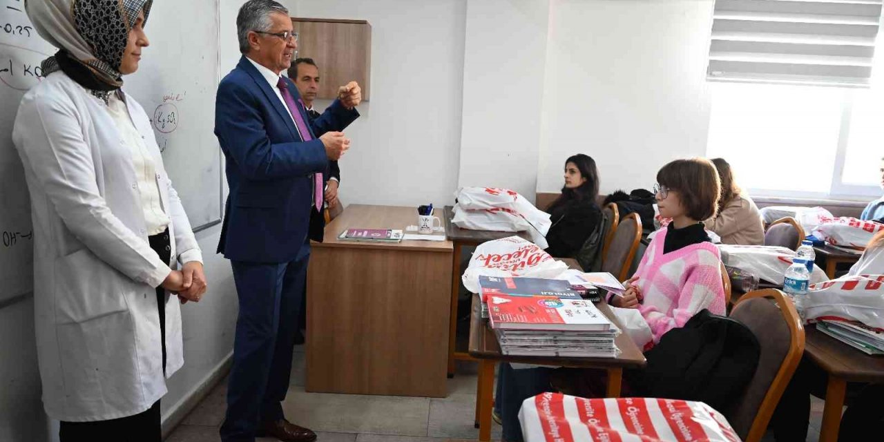 Kursiyerlere ücretsiz kitap dağıtıldı