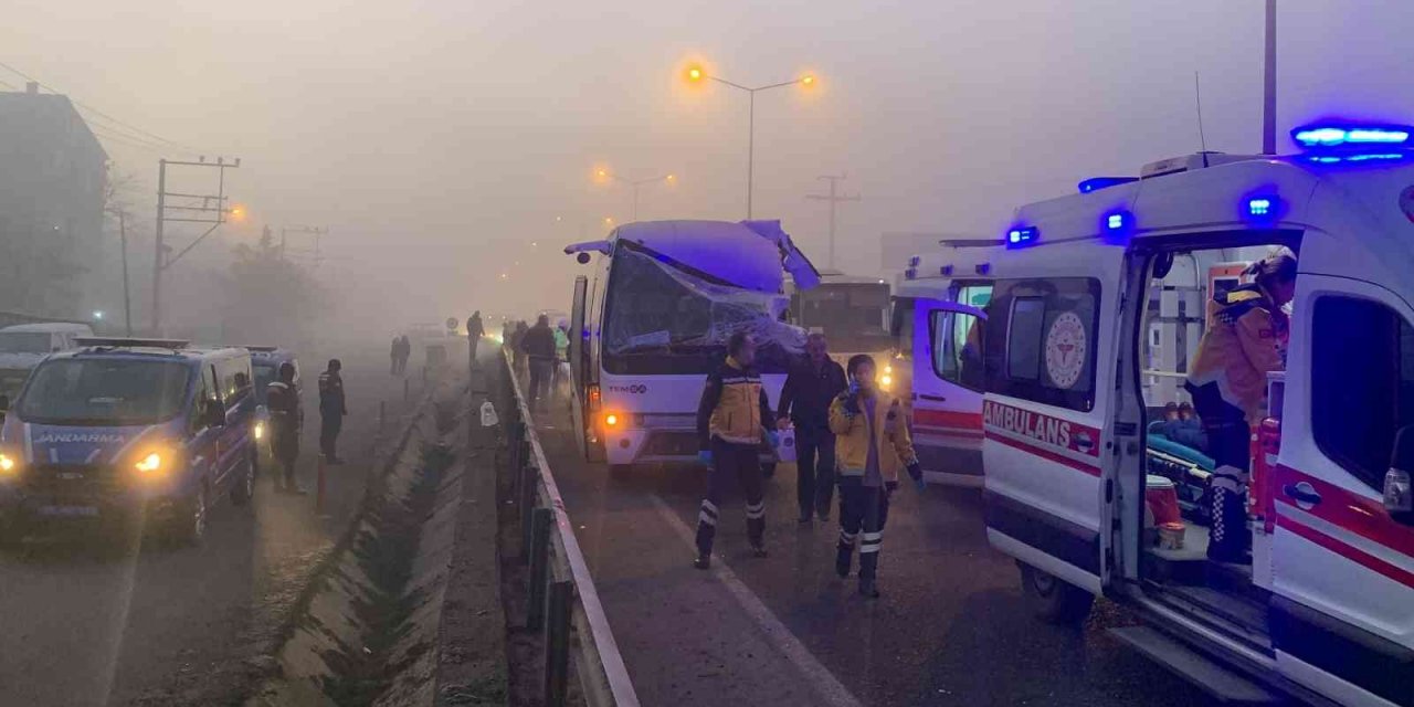 İşçi servisi tıra arkadan çarptı: 12 işçi yaralı