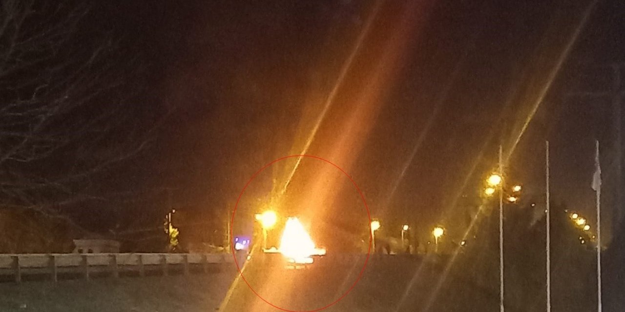 Bariyerlere çarpıp takla atan otomobil alev topuna döndü