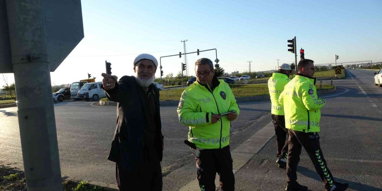 Önündeki araç kırmızı ışıkta durunca otomobiliyle kaldırıma çarptı: 2 yaralı