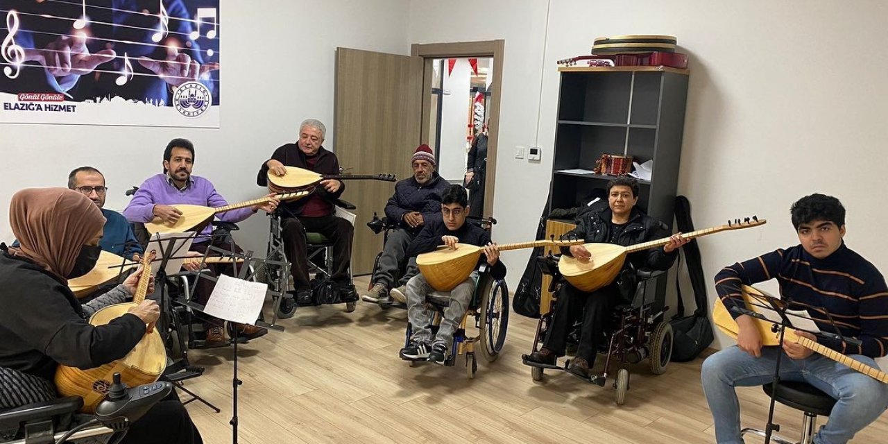 Özel bireyler, resim, müzik ve satranç kursları ile hayata hazırlanıyor