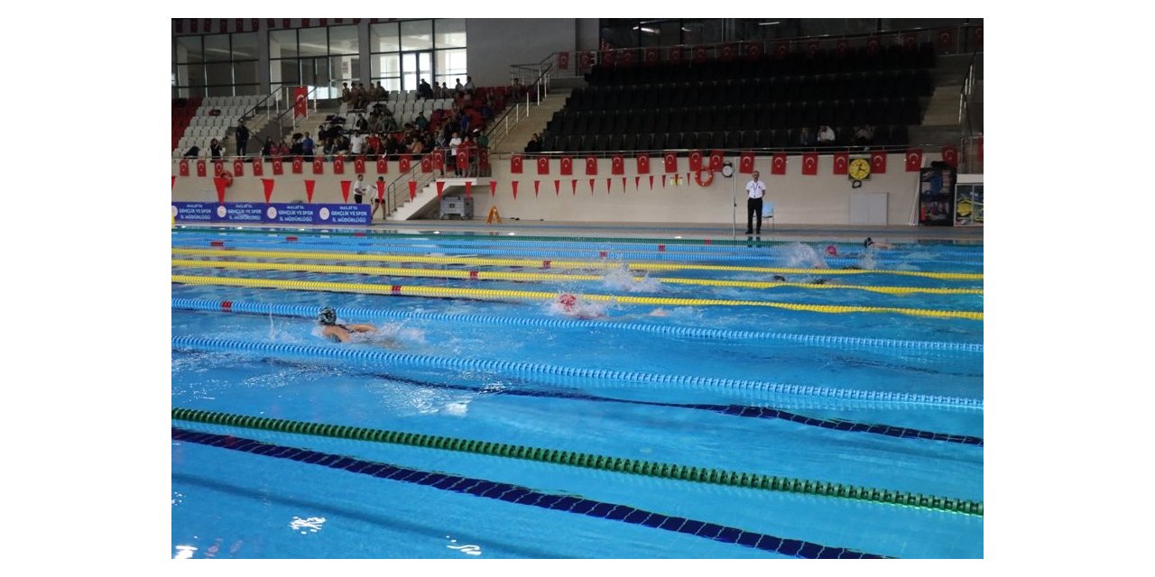 Kulaçları bölge şampiyonasına katılmak için attılar