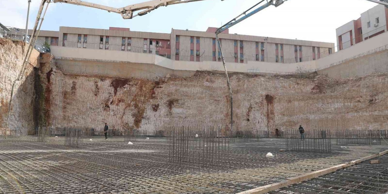 Mardin’de kapalı otopark projesinin ilk betonu döküldü