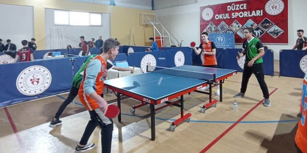 96 sporcu dereye girmek için raket salladı