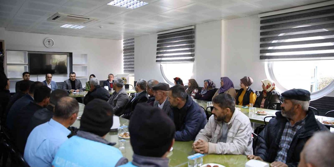 Başkan Yücel, kız öğrenci yurdunda kalan öğrencilerin ailelerini dinledi