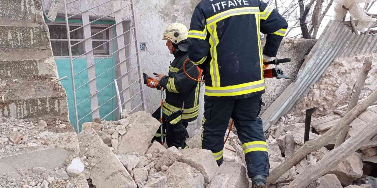 Tüp patlayan ev harabeye döndü: 1 ölü, 2 yaralı