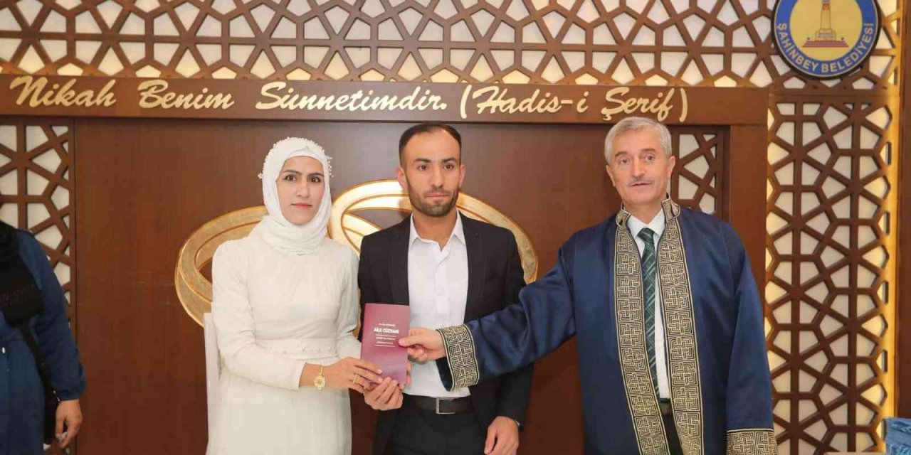 Tahmazoğlu’ndan nikahı kıyılan çifte sürpriz