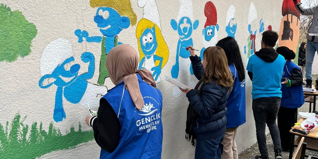 Gönüllü öğrenciler Malatya’da okulları boyuyor