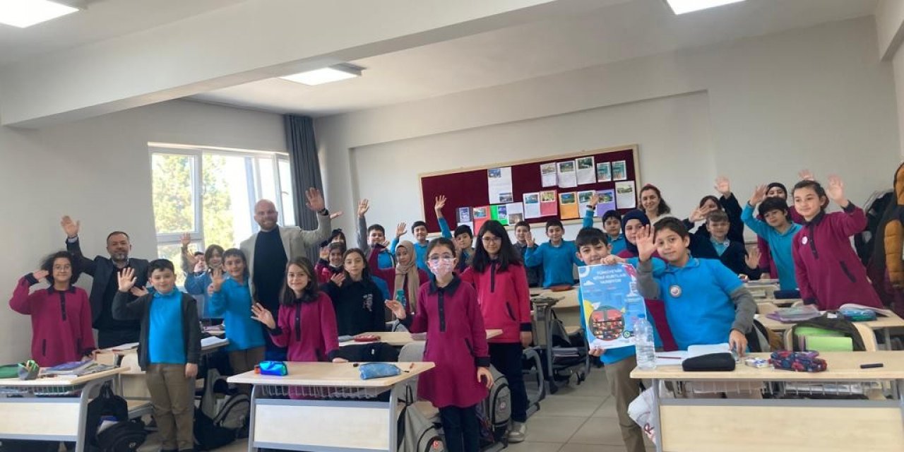 TÜGVA, Eskişehir’de 41 ortaokulu ziyaret ederek ‘Kitap Kurdu’ yarışmasını anlattı