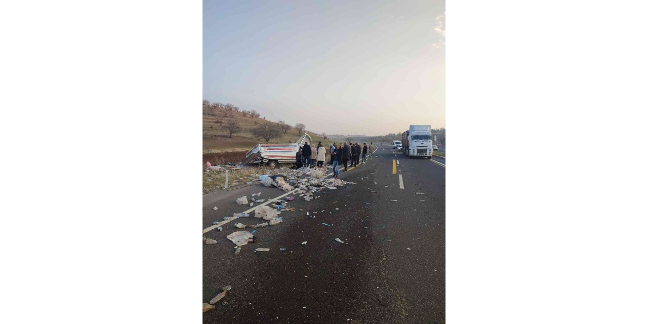 Mardin’de tır yol kenarında bekleyen kamyonete çarptı: 3 yaralı