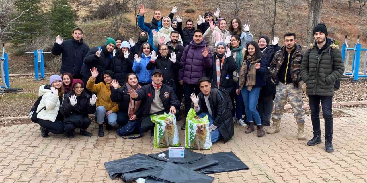 Duyarlı gençler, geri dönüşüm için atık malzeme topladı