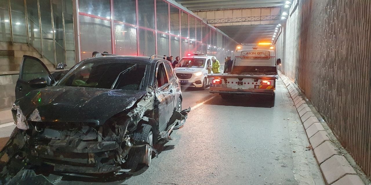 Kazada savrulan araç refüje çarptı: 2 yaralı