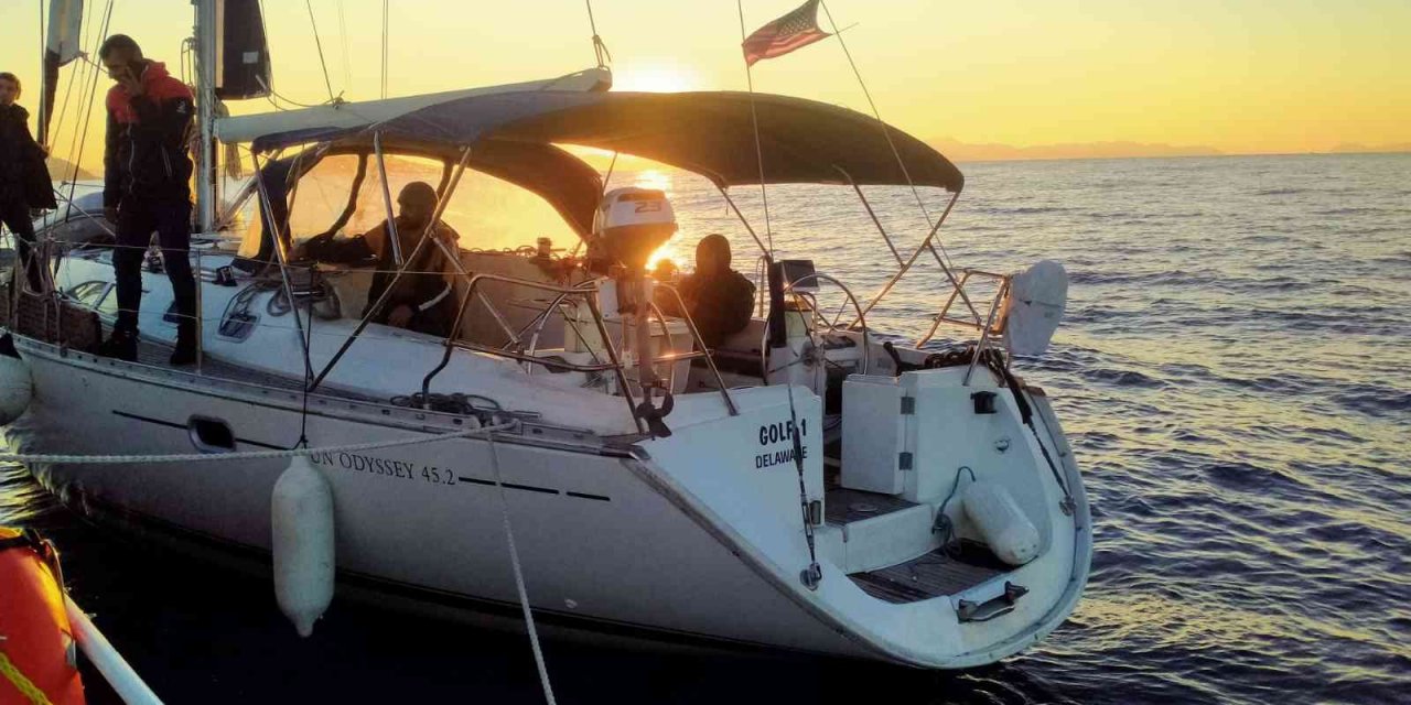 Yelkenli teknede 75 düzensiz göçmen yakalandı