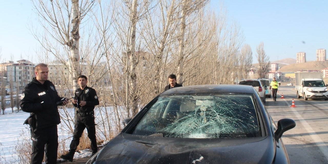 Otomobilin çarptığı kadın yaralandı