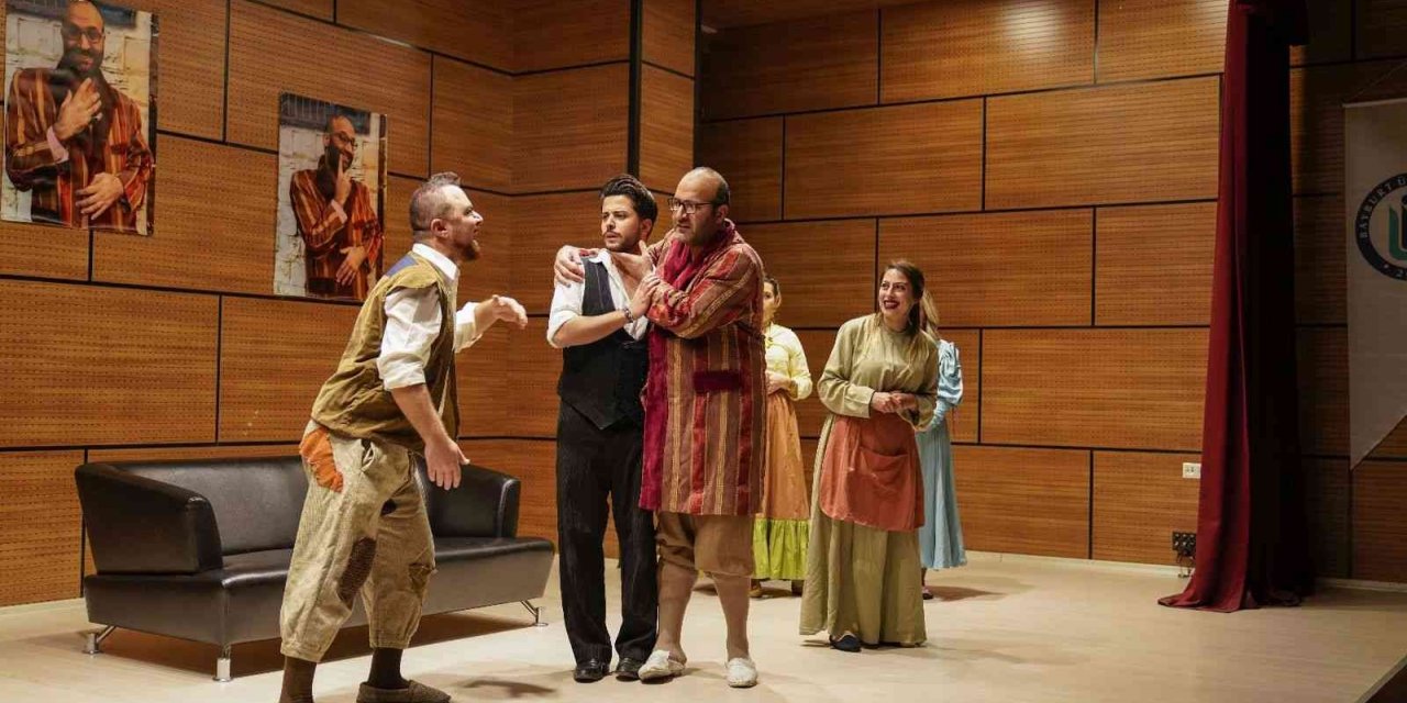 Bayburt’ta "Zoraki Tabip" adlı tiyatro oyunu sahnelendi