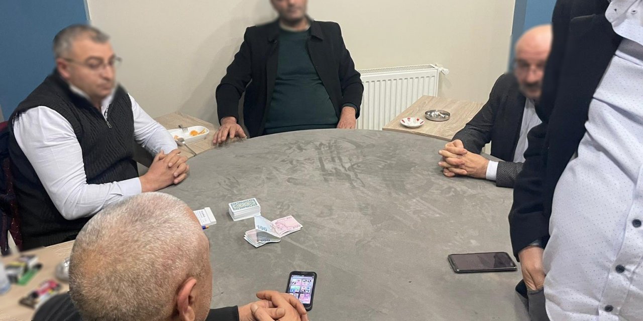 Sancaktepe’de kıraathanede kumar oynayanlara 18 bin 190 TL ceza