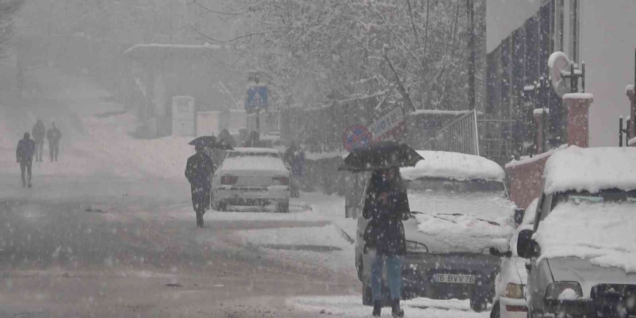 Bitlis de beyaza büründü: Kar kalınlığı 10 santimetreyi geçti