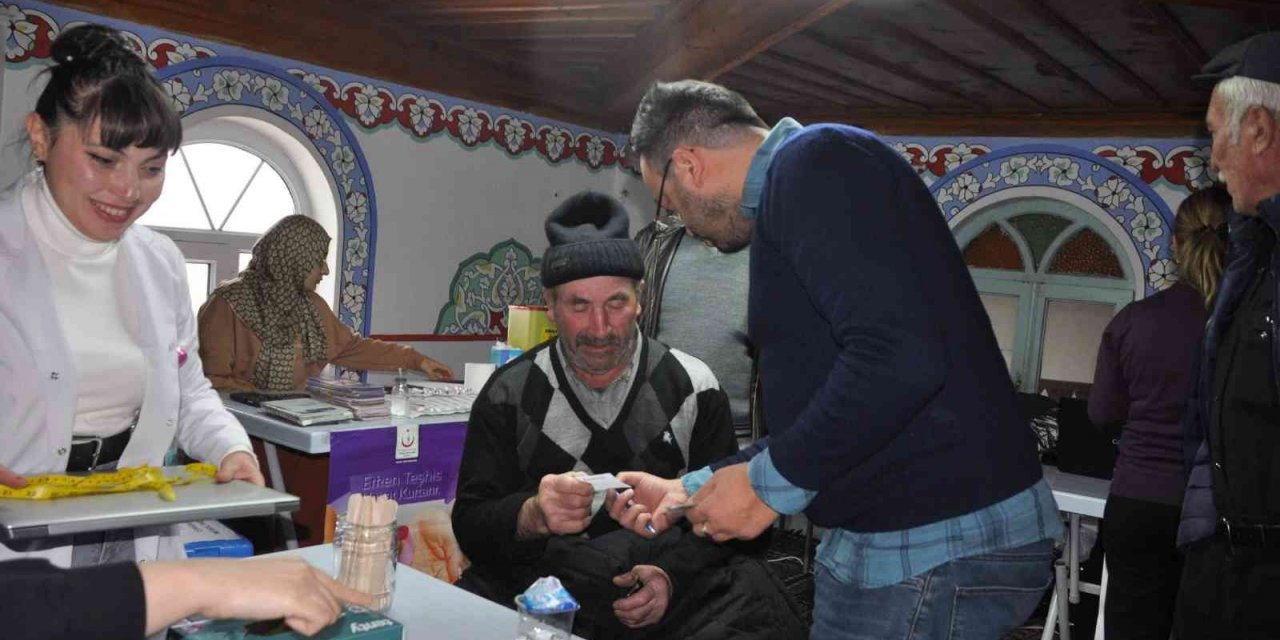 Kilometrelerce yol katederek, köylülere ’şifa’ götürüyorlar