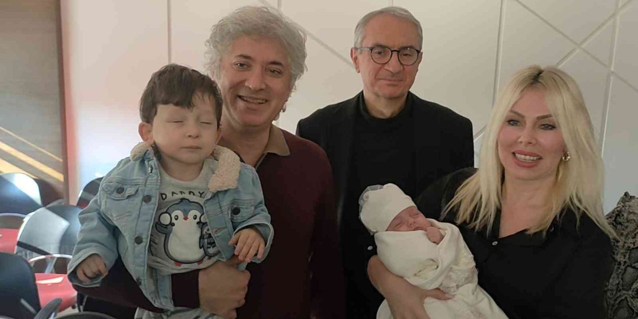 Rahim nakliyle doğan "Ömer ve Özlenen" bebekler ilk kez bir arada görüntülendi