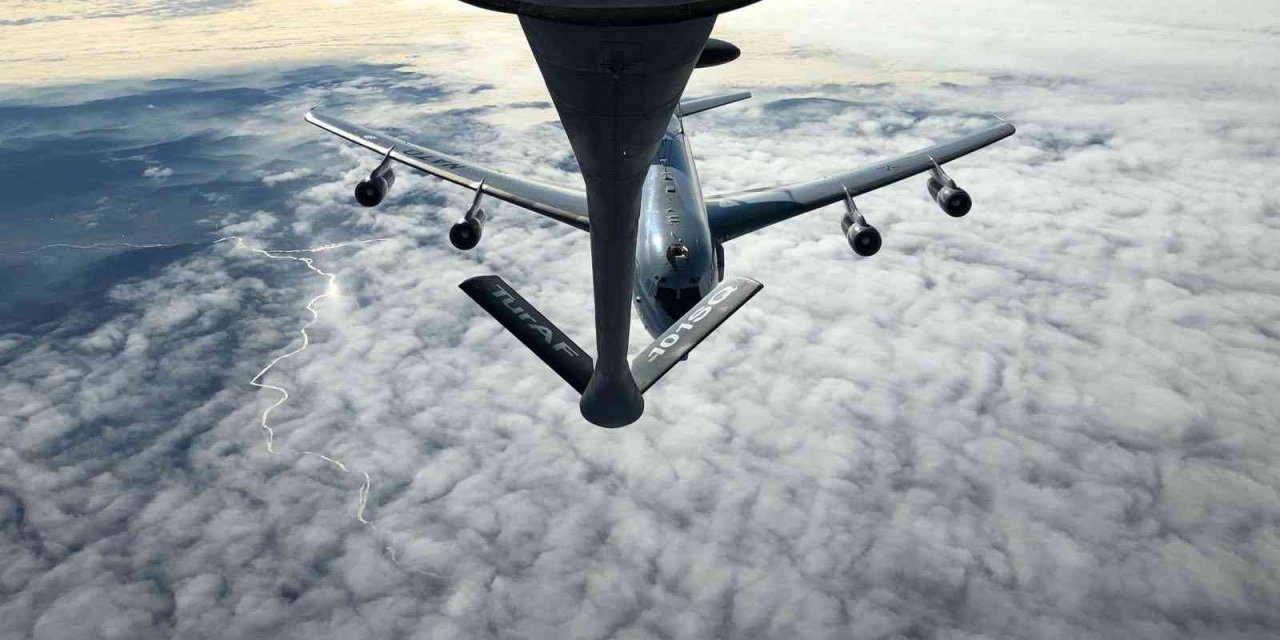 NATO’ya ait E-3A AWACS uçağına yakıt ikmali