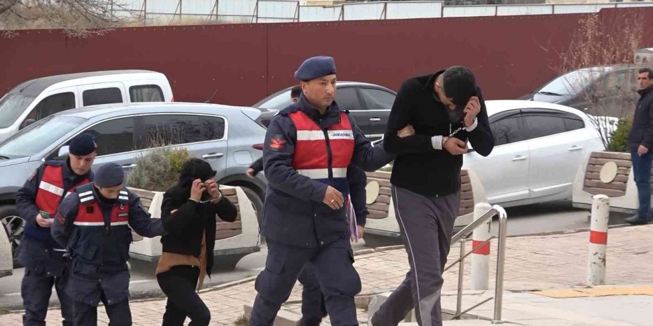 Çaldıkları kalorifer peteklerini satamadan yakalandılar